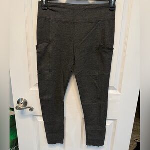 Gray leggings with pockets